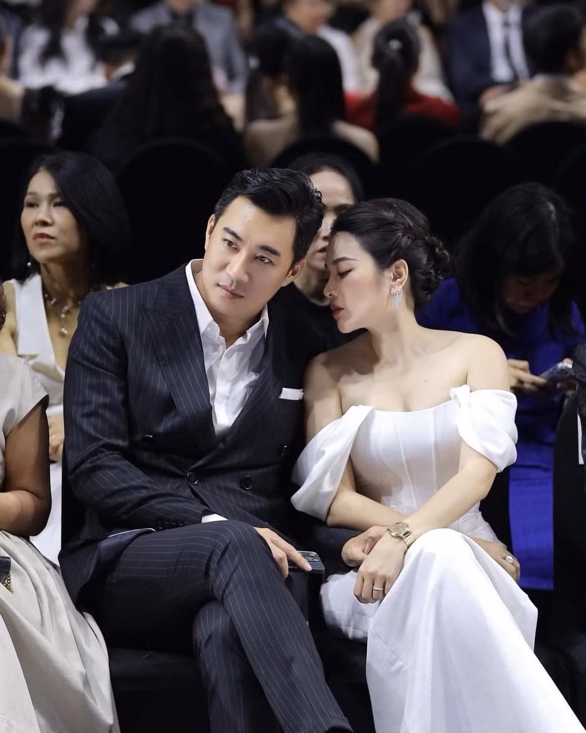Trong một bài viết gần đây, cô nàng trải lòng: "Chiều cao thì có mét rưỡi, mà cái tôi cao cỡ landmark81. Nên hãy yêu 1 người: Cao hơn em cái đầu, thấp hơn em cái tôi". Có thể hiện cuộc sống hiện tại của Hằng Túi vô cùng viên mãn, được chồng yêu chiều hết mực.