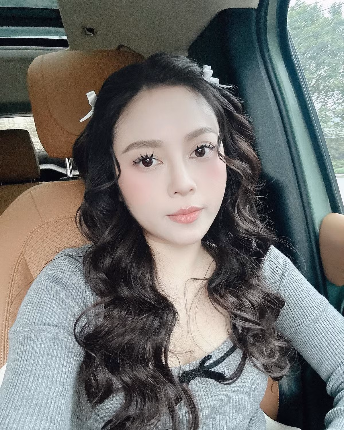 Hằng Túi từng có cuộc tình kéo dài 16 năm với Đăng Nguyên, em trai ca sĩ Đăng Khôi và có chung hai con: Su, Sóc. Sau đổ vỡ tình cảm vào năm 2014, Hằng Túi từng kết hôn với kiến trúc sư Tiến Dũng và có thêm ba con là bé Sam, Sữa, San.