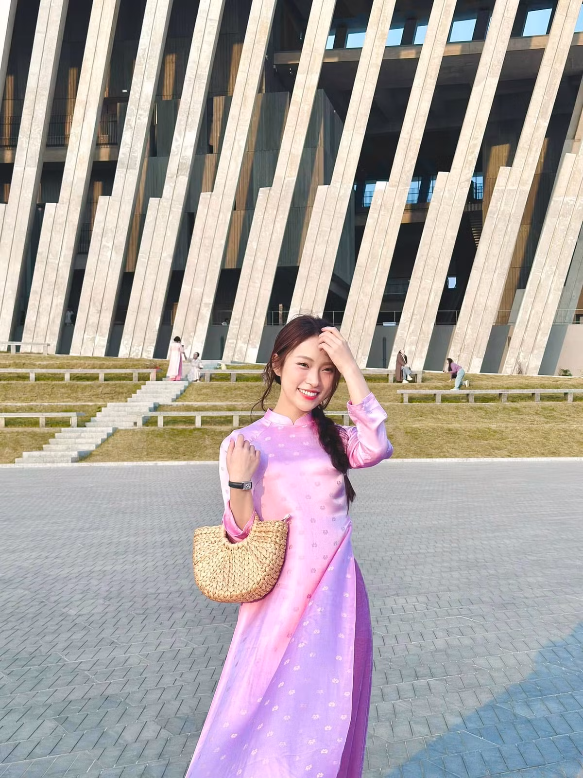 Cô nàng MC tài năng Khánh Vy cũng cập nhật nhiều hình ảnh diện áo dài tại nhiều địa điểm khác nhau nhân dịp đầu xuân năm mới.