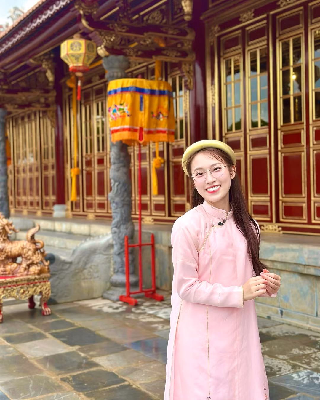 Trong loạt ảnh khác, "hot girl 7 thứ tiếng" lại lựa chọn áo dài tone hồng pastel nhẹ nhàng, ngọt ngào, cùng chiếc mấn đội đầu truyền thống.