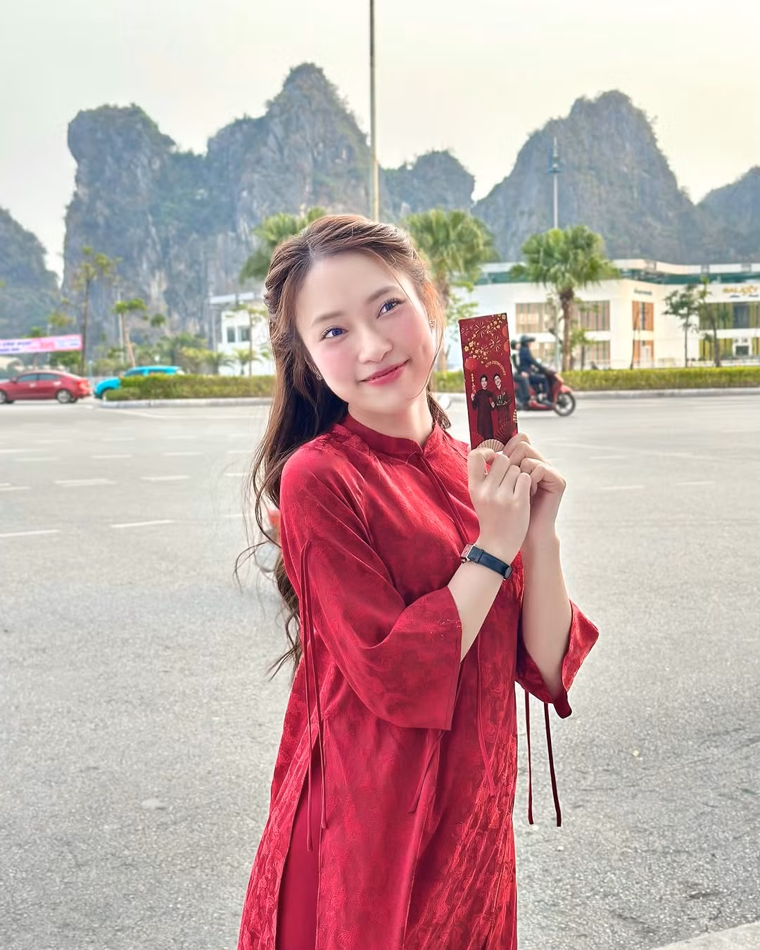"Mong 2025 sẽ dành tặng chúng mình những điều ngọt ngào nhất, mọi nỗ lực và khát vọng đều đơm hoa kết trái" là lời chia sẻ của nữ MC Đường lên đỉnh Olympia gửi gắm trên trang cá nhân trong một dòng trạng thái.