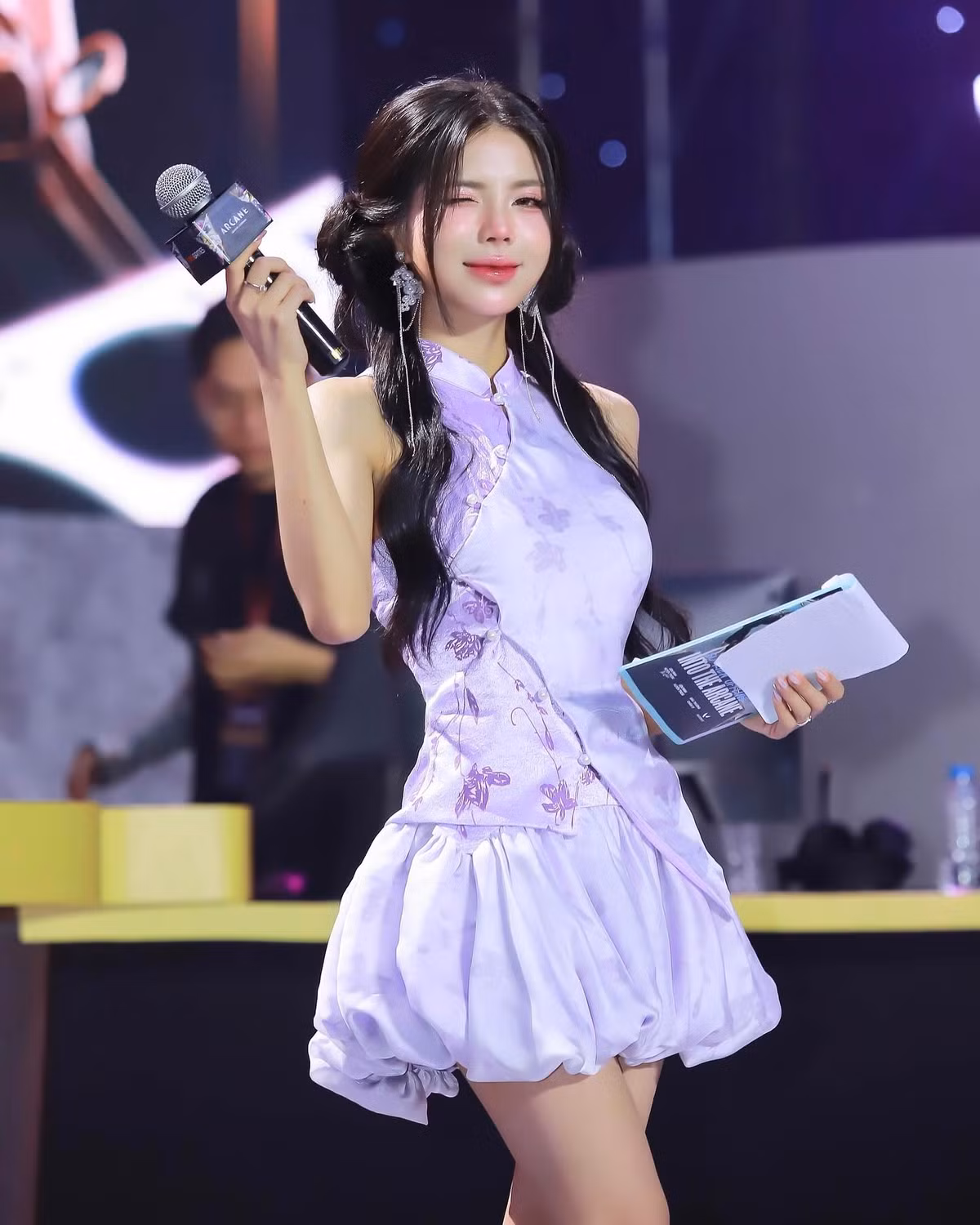 Cô nàng sở hữu phong cách thời trang đa dạng, lúc thì nhẹ nhàng nữ tính, lúc lại gợi cảm quyến rũ.