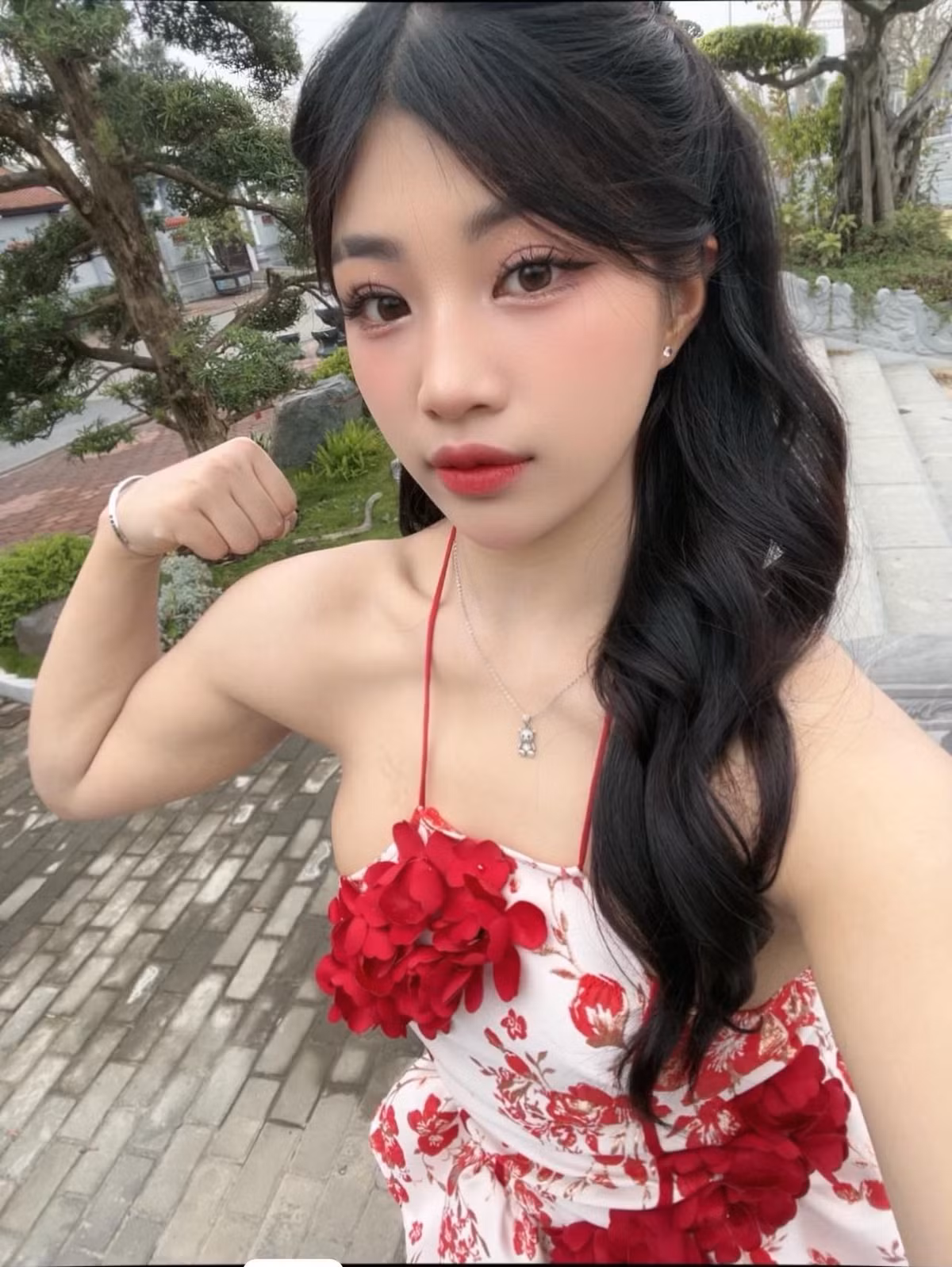 Thường xuyên tham gia vào các hội làng, cô nàng sở hữu mức thu nhập không phải dạng vừa. Mới đây, Anh Thơ vừa khoe trên trang cá nhân khoản thu nhập bất ngờ lên đến hơn 50 triệu đồng từ việc đi du xuân ở các hội làng.