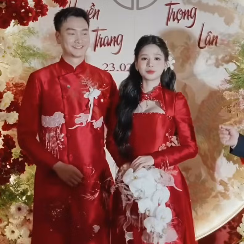 Mới đây, nam diễn viên Trọng Lân cuối cùng cũng chính thức chia sẻ loạt hình ảnh về lễ ăn hỏi của mình lên trang cá nhân. Nhan sắc của cô dâu Huyền Trang khiến nhiều người phải xuýt xoa vì quá xinh đẹp.