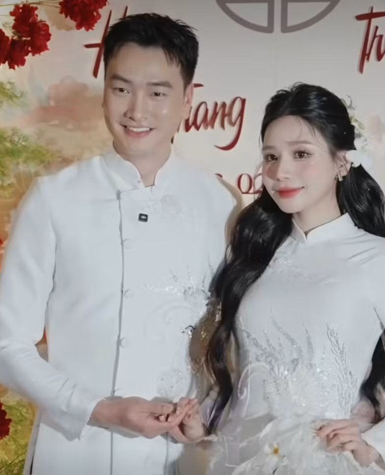 Loạt ảnh được "Thái Tử Thiên Thai" chia sẻ cho thấy không khí lễ ăn hỏi diễn ra trong không gian đậm chất truyền thống với tông đỏ chủ đạo. Cặp đôi diện áo dài cưới ton-sur-ton.