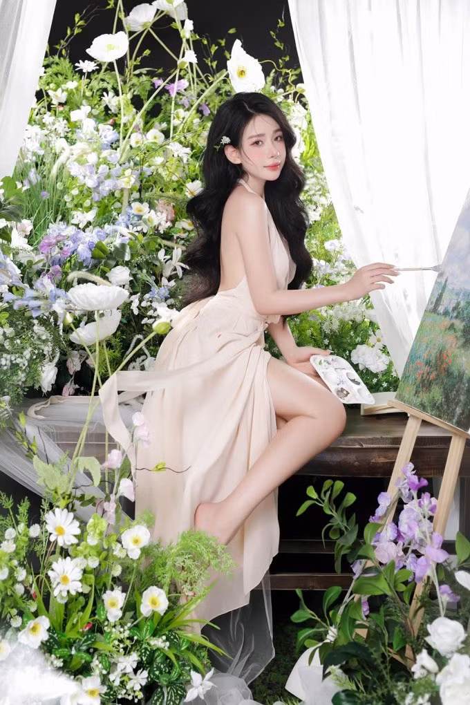 Trên trang cá nhân, cô nàng thường đăng tải những khoảnh khắc đời thường khiến người theo dõi không thể rời mắt.