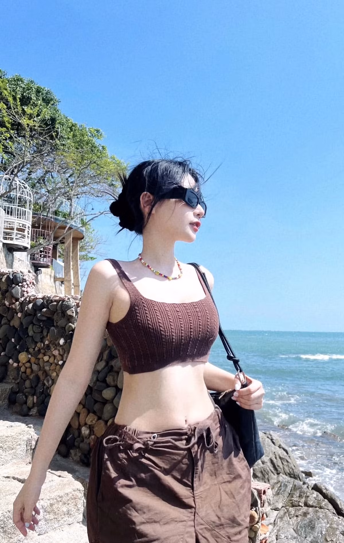 Cô là một streamer nổi tiếng trên một ứng dụng giao lưu trực tuyến.