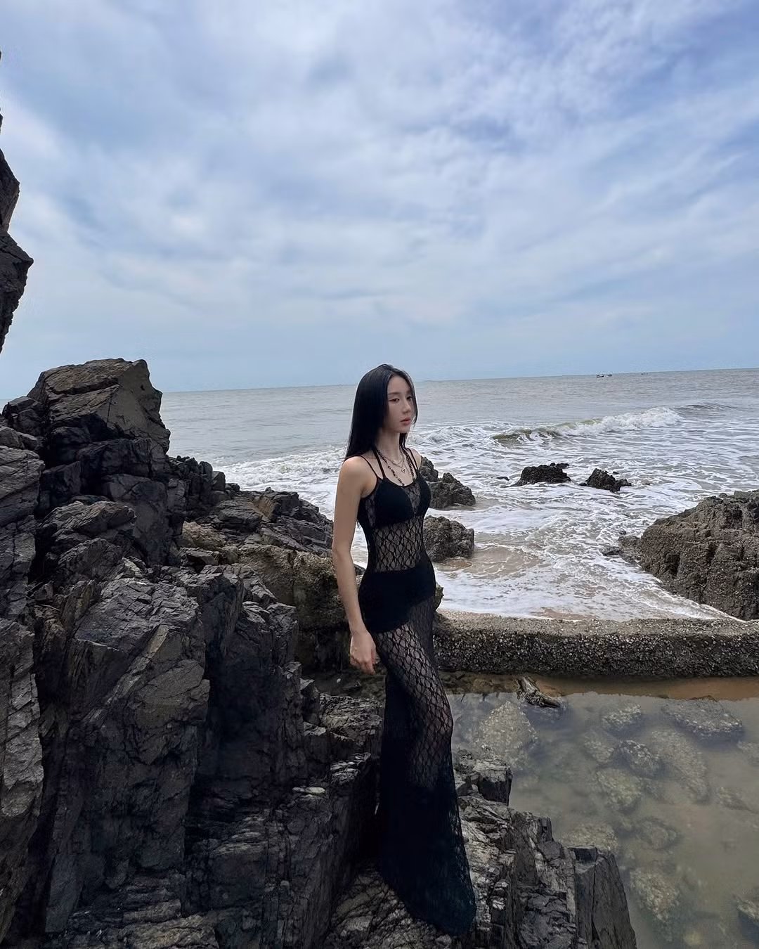 Cô nàng khoe trọn vóc dáng nuột nà khi tạo dáng bên ghềnh đá.