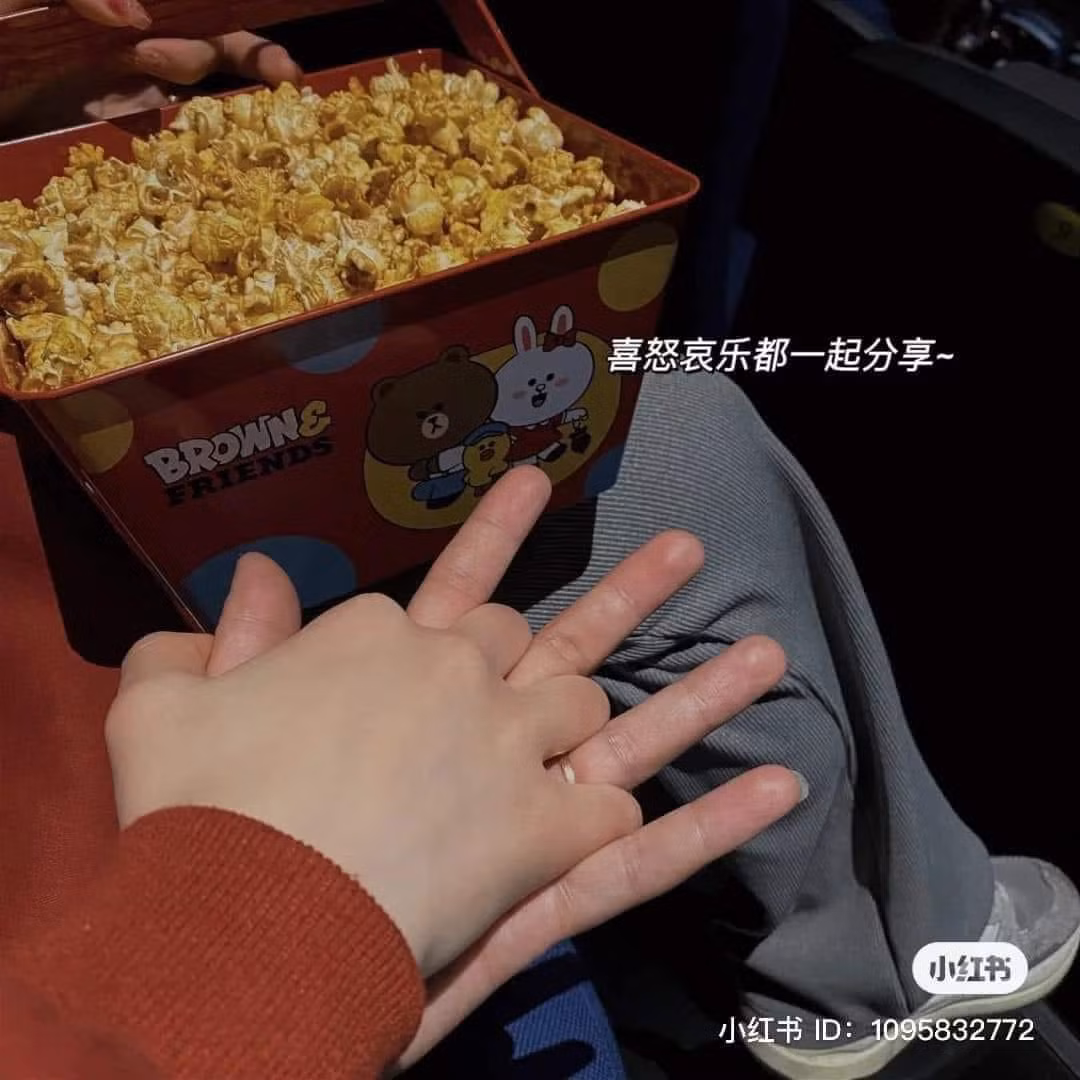 Bắp rang và nước ngọt là những đạo cụ quen thuộc khi đi xem phim. Hãy tận dụng chúng để tạo dáng. Bạn có thể cùng nhau chia sẻ một hộp bắp rang, hoặc cùng nhau uống một ngụm nước ngọt.