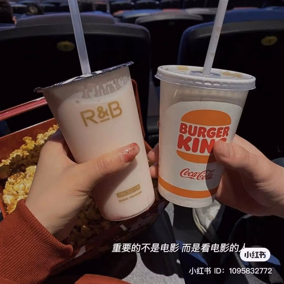Không chụp mặt nhưng khi đăng tấm hình này lên cũng khiến bạn bè biết ai là người đi xem phim cùng.
