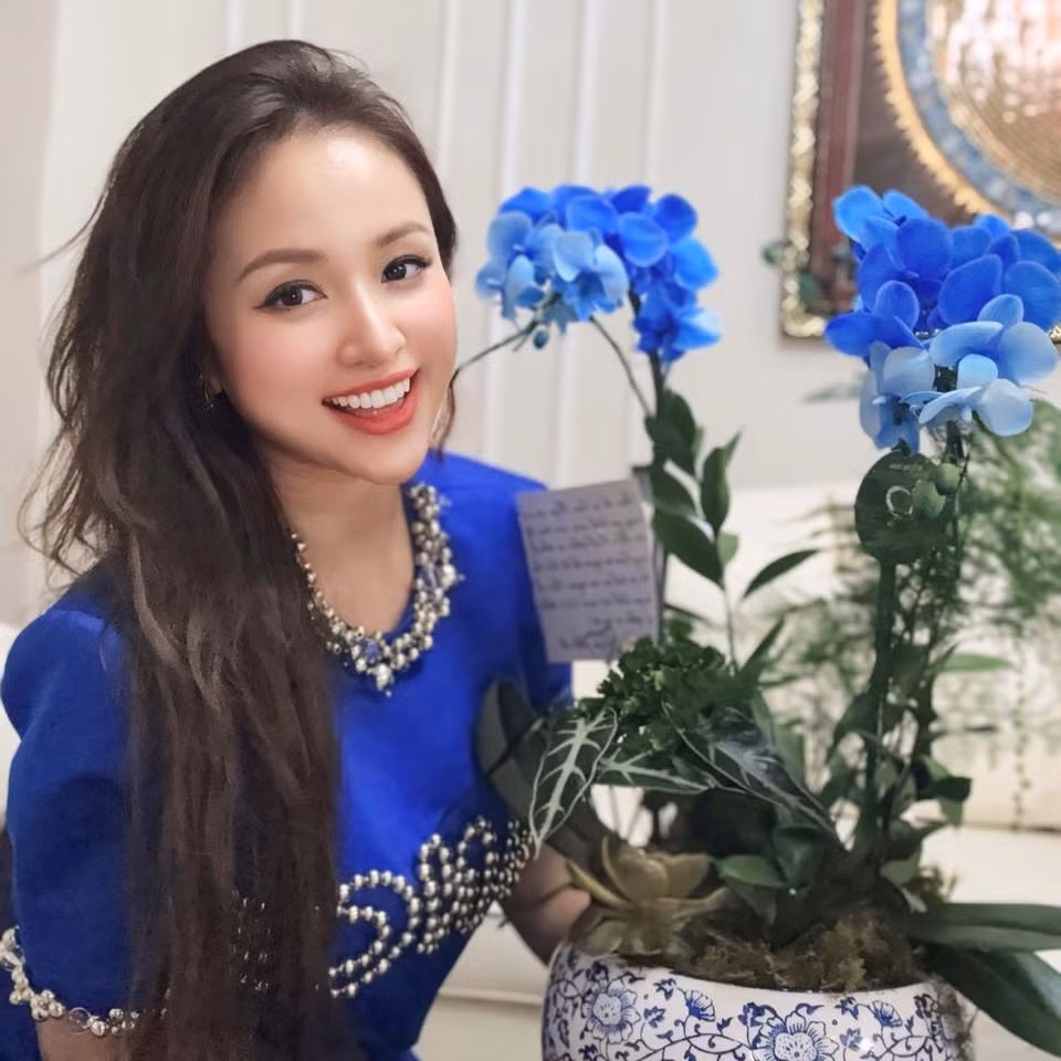 Vợ chồng nữ MC và các con cùng nhau thực hiện nhiều hoạt động truyền thống như gói bánh, du xuân, về quê thăm ông bà.