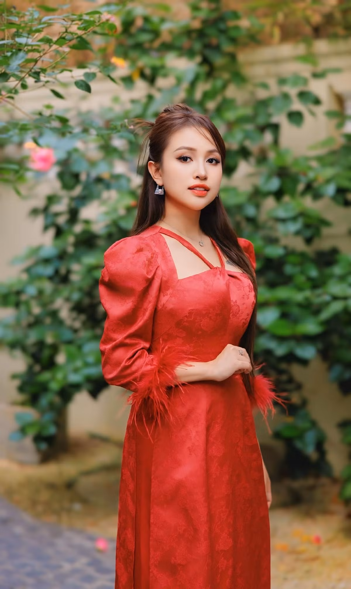 Bên cạnh đó, thần thái tự tin, rạng rỡ của Vân Hugo cũng khiến người hâm mộ không khỏi ngạc nhiên. Nhiều người đã để lại bình luận khen ngợi nhan sắc trẻ trung, không tuổi của nữ MC.