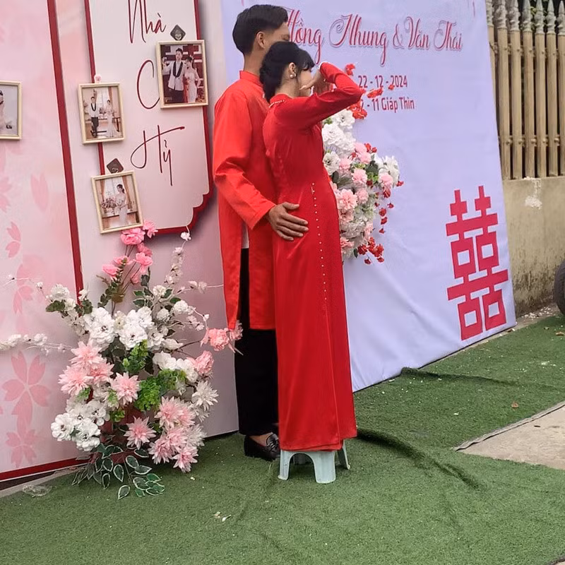 Trong những khoảnh khắc ở đám cưới, cô dâu không chỉ mang giày cao gót mà còn phải đứng trên ghế để có bức hình đẹp nhất với chú rể.