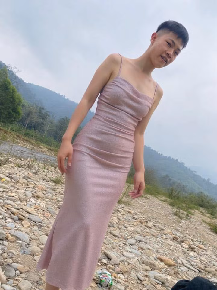 Theo đó, mẫu váy "hot hit" này là váy hai dây ôm body màu hồng tím nhạt. Xét về thiết kế, đây là kiểu váy đơn giản có thể khá dễ dàng trong việc tìm mua.