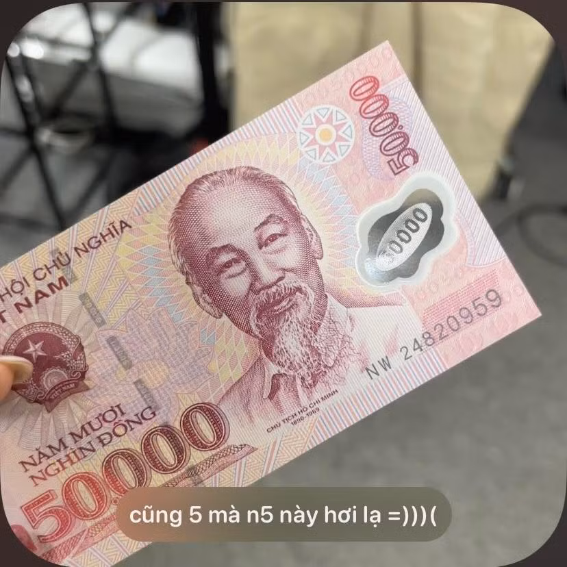 Nhiều người đã bình luận vui dưới những hình ảnh khoe lì xì đầu năm: "Lí do đi làm mồng 6 Tết", "Tự nhiên thấy yêu nghề với công ty ra", "Tự dưng thấy m6 đi làm cũng vui".