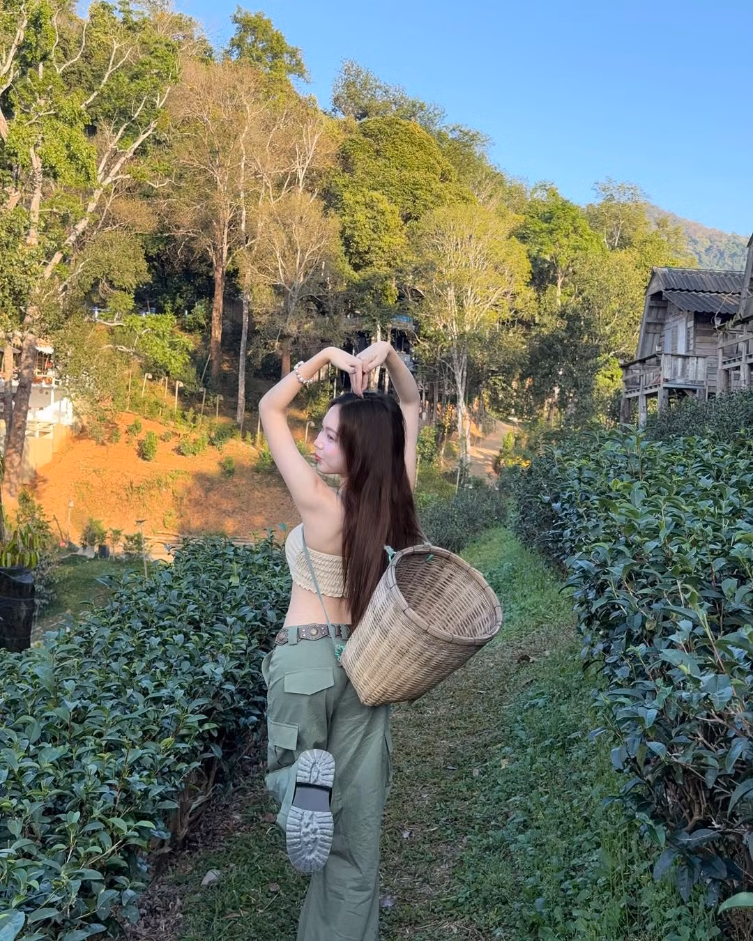 Diện thiết kế áo táo bạo, Cardncyn khoe trọn vòng eo con kiến cùng nhan sắc trong trẻo, ngọt ngào.