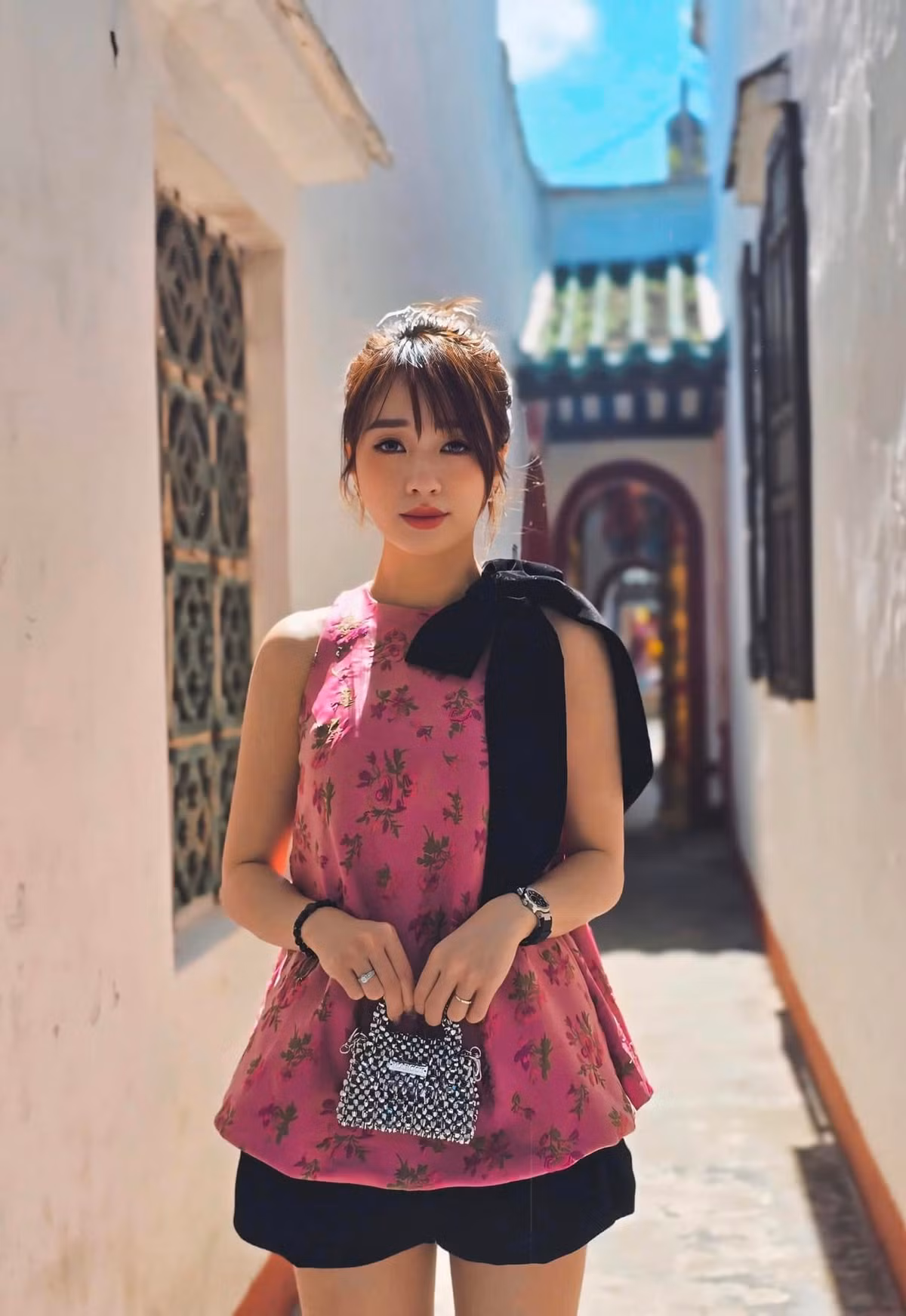 Cô nàng sở hữu nhan sắc xinh đẹp, sắc sảo cùng thân hình mảnh mai khỏe khoắn.
