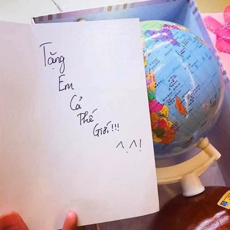 "Tặng em cả thế giới" theo nghĩa đen.