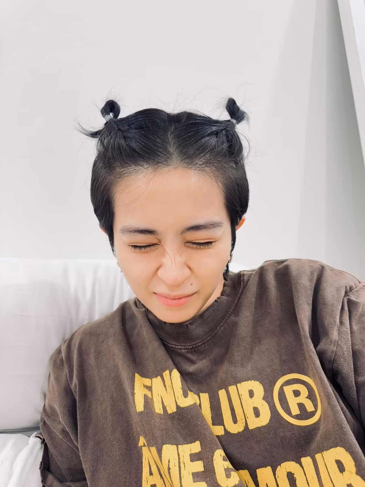 Mới đây, Xoài Non còn dành riêng một bài đăng gắn thẻ Gil Lê: "Bé Trúc nhà em còn nhỏ nên hay mắc cỡ".