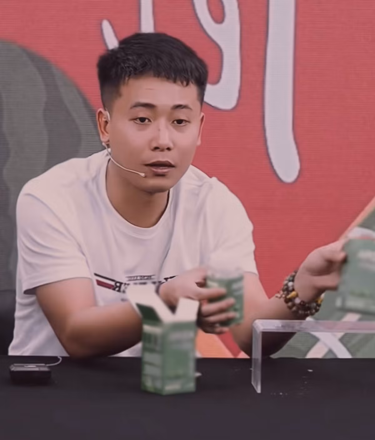 Trước những tranh cãi trên mạng xã hội, mới đây Quang Linh Vlogs đã lên tiếng xin lỗi khi quảng cáo lố về công dụng của viên kẹo K. trên livestream của mình. Trong bài đăng trên fanpage có 2,2 triệu người theo dõi, nam YouTuber viết: "Trước tiên, Linh rất xin lỗi về việc đã truyền tải thông tin chưa chính xác rằng "1 viên tương đương 1 đĩa rau", gây hiểu nhầm cho khách hàng trong thời gian qua".