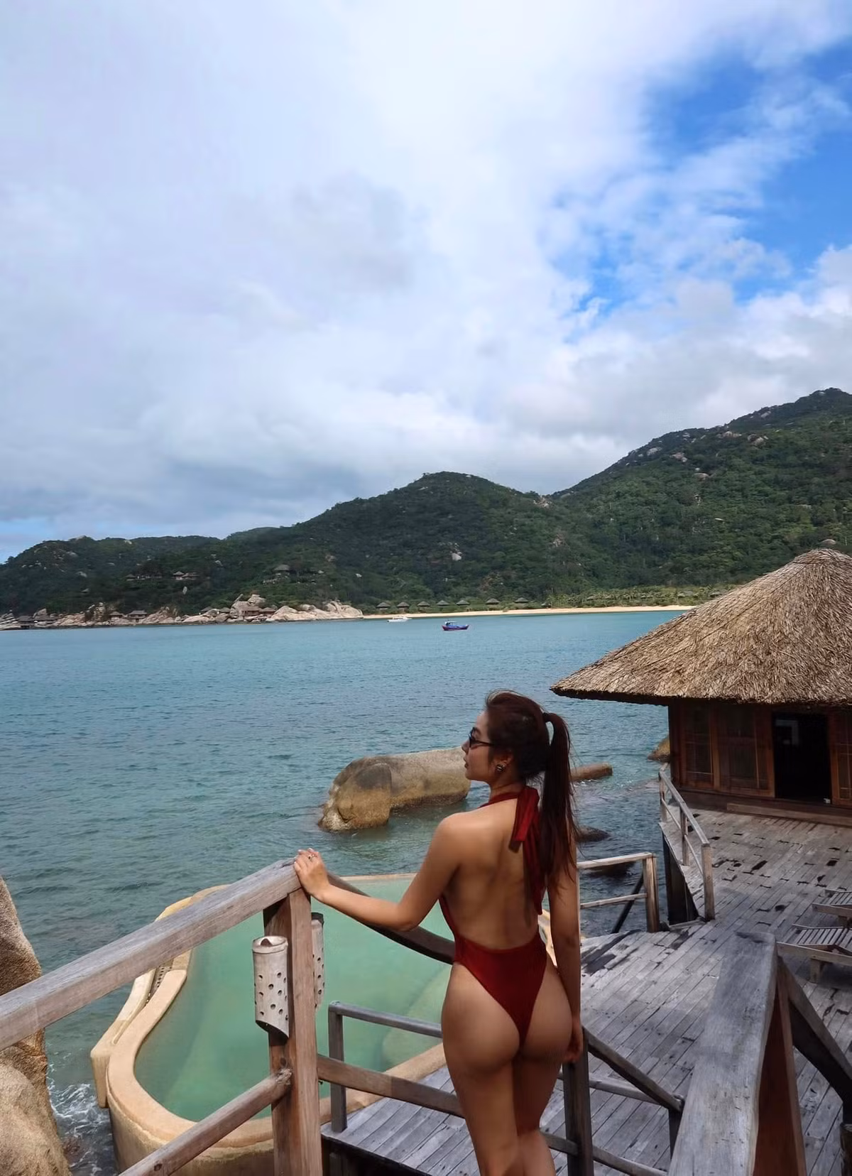 Với thiết kế bikini bé xíu, Huyền Lizzie không chỉ khoe được vòng eo thon gọn mà còn phô diễn đôi chân dài miên man.
