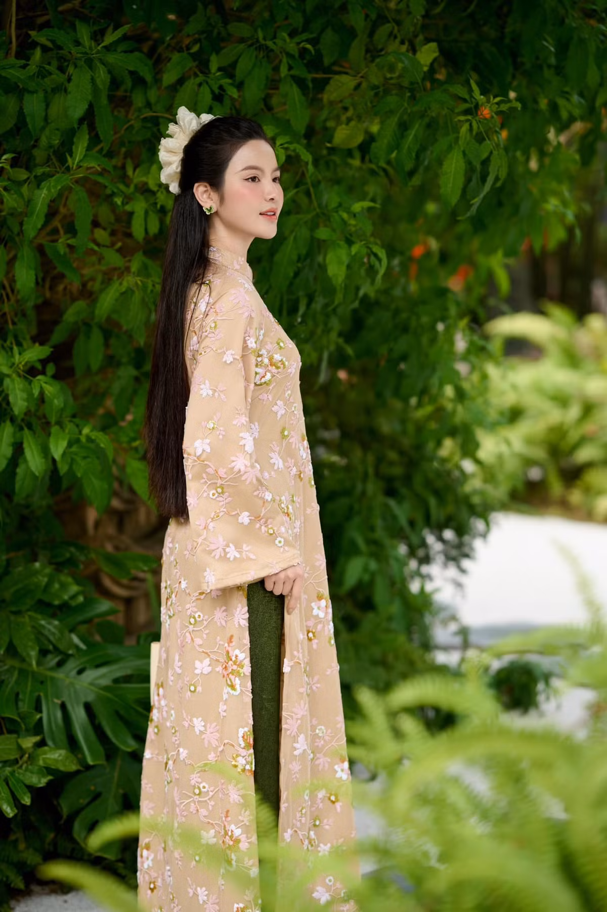 Cô nàng sử dụng thiết kế dây cột tóc scrunchies cỡ đại tạo điểm nhấn cho tổng thể.
