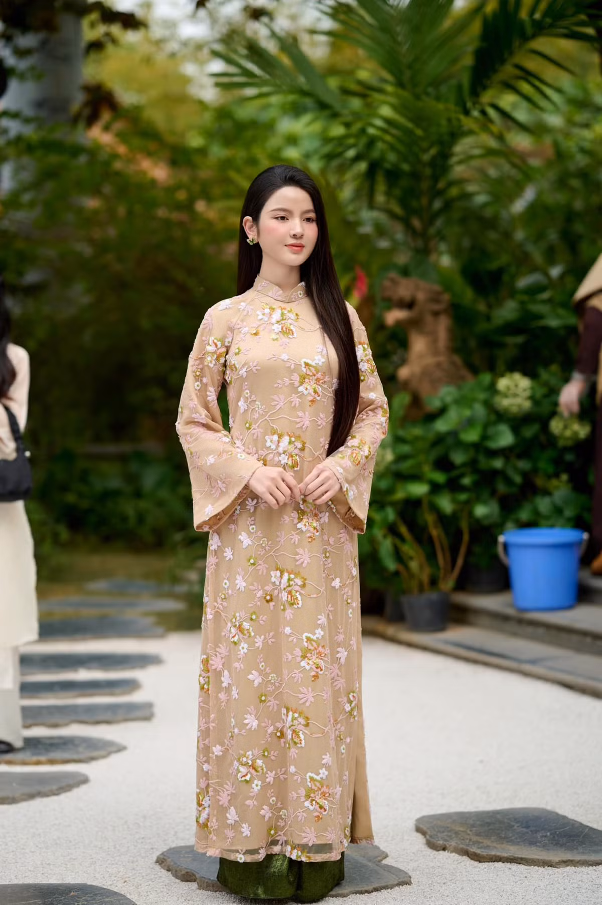 Thực hiện bộ ảnh nhân dịp vãn chùa đầu năm, nàng WAG Chu Thanh Huyền - bà xã tiền đạo Quang Hải gây ấn tượng với vẻ ngoài truyền thống, nhẹ nhàng.