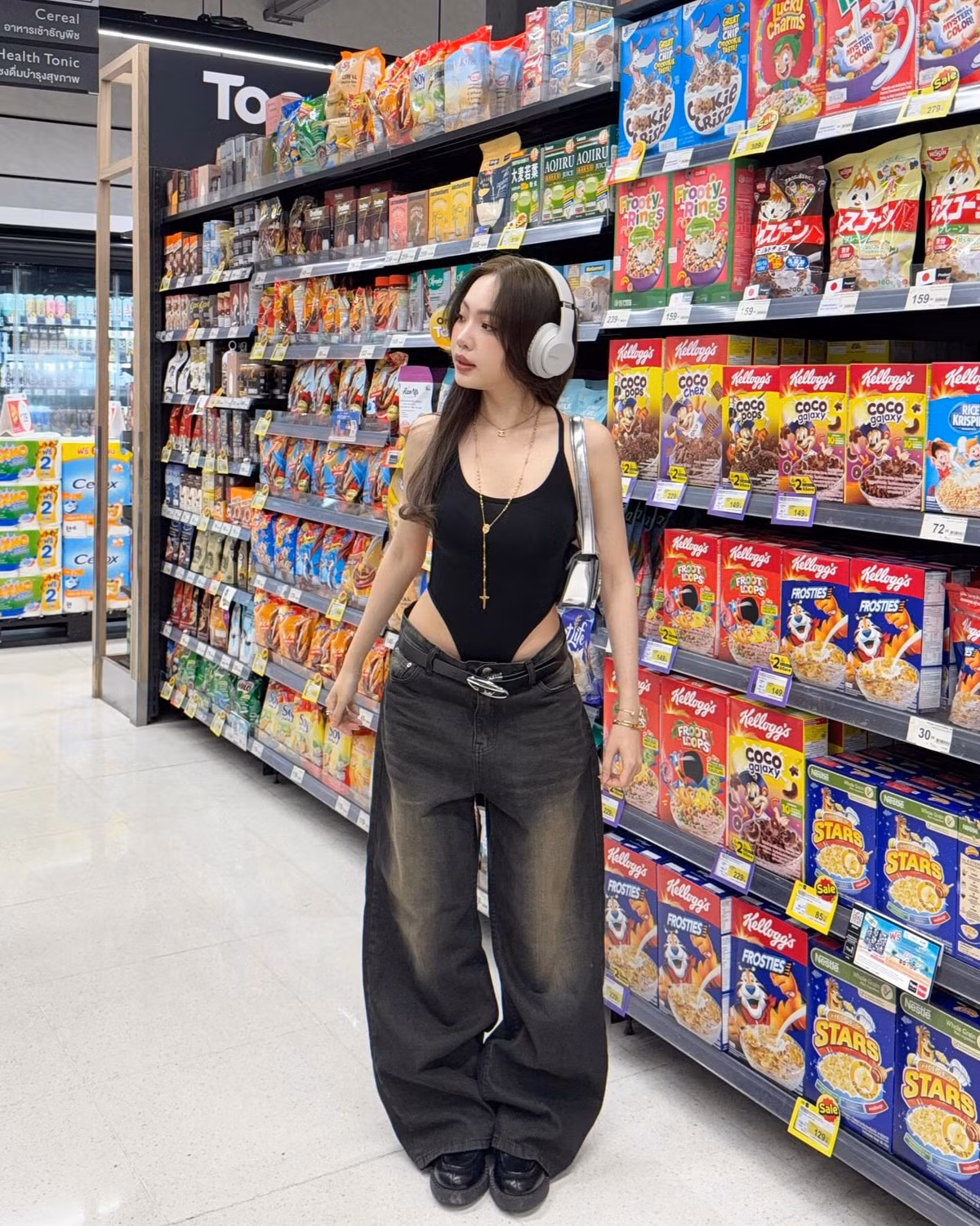 Phong cách phối đồ giữa jumpsuit cùng quần jean được nhiều bạn trẻ ưa thích thời gian gần đây.