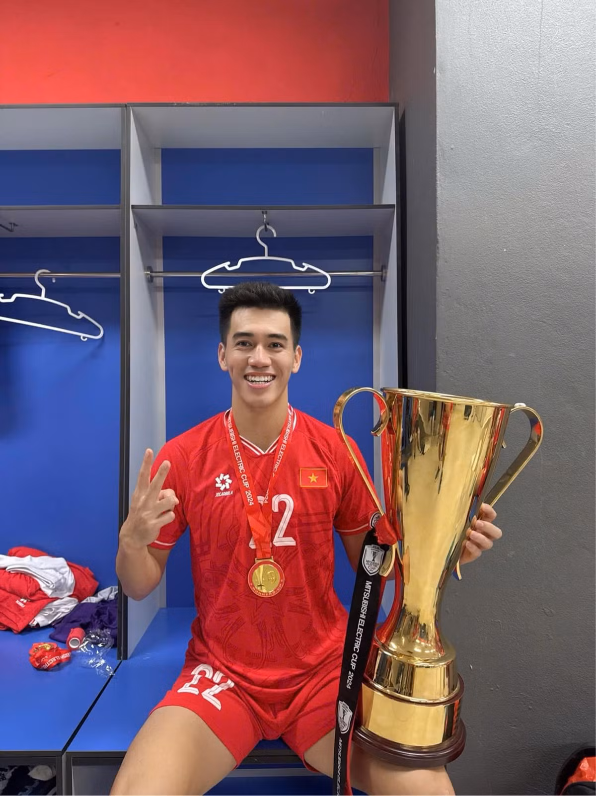 Năm qua, trong màu áo CLB Bình Dương, Tiến Linh ghi 8 bàn sau 26 trận ở V-League 2023-2024. Mùa này, anh tiếp tục thi đấu bùng nổ với 10 bàn sau 14 trận cho CLB Bình Dương.