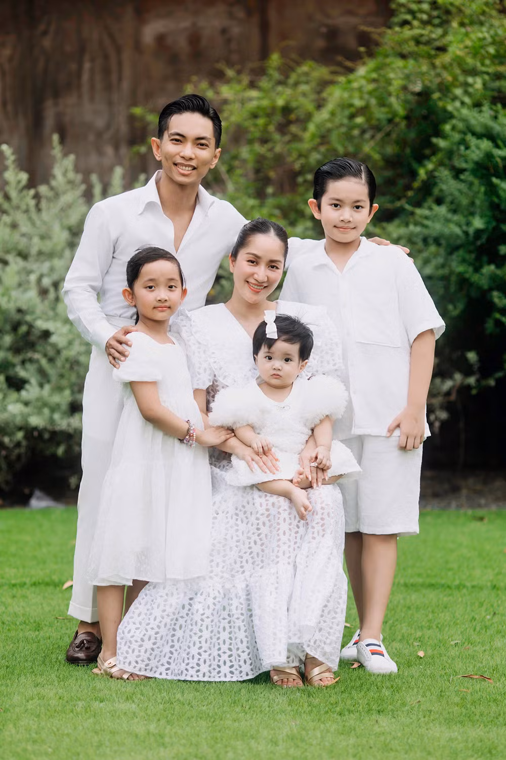 Lisa được mẹ cho mặc váy công chúa đính bèo nhún cầu kỳ, làm điệu thêm bằng nơ cài đầu, giày búp bê khi làm nhân vật chính trong bộ ảnh.
