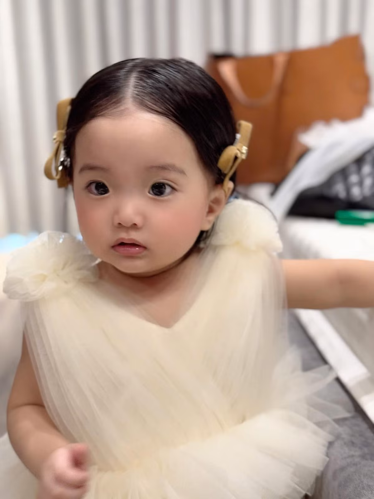 Đặc biệt là hai chiếc má bánh bao ửng hồng tự nhiên khiến người lớn phải "tan chảy".