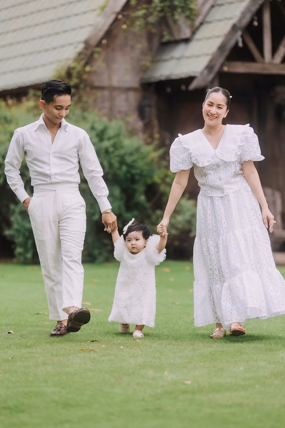 Bé vô cùng hiếu động nên lúc nào cũng phải có vài người trông nom.