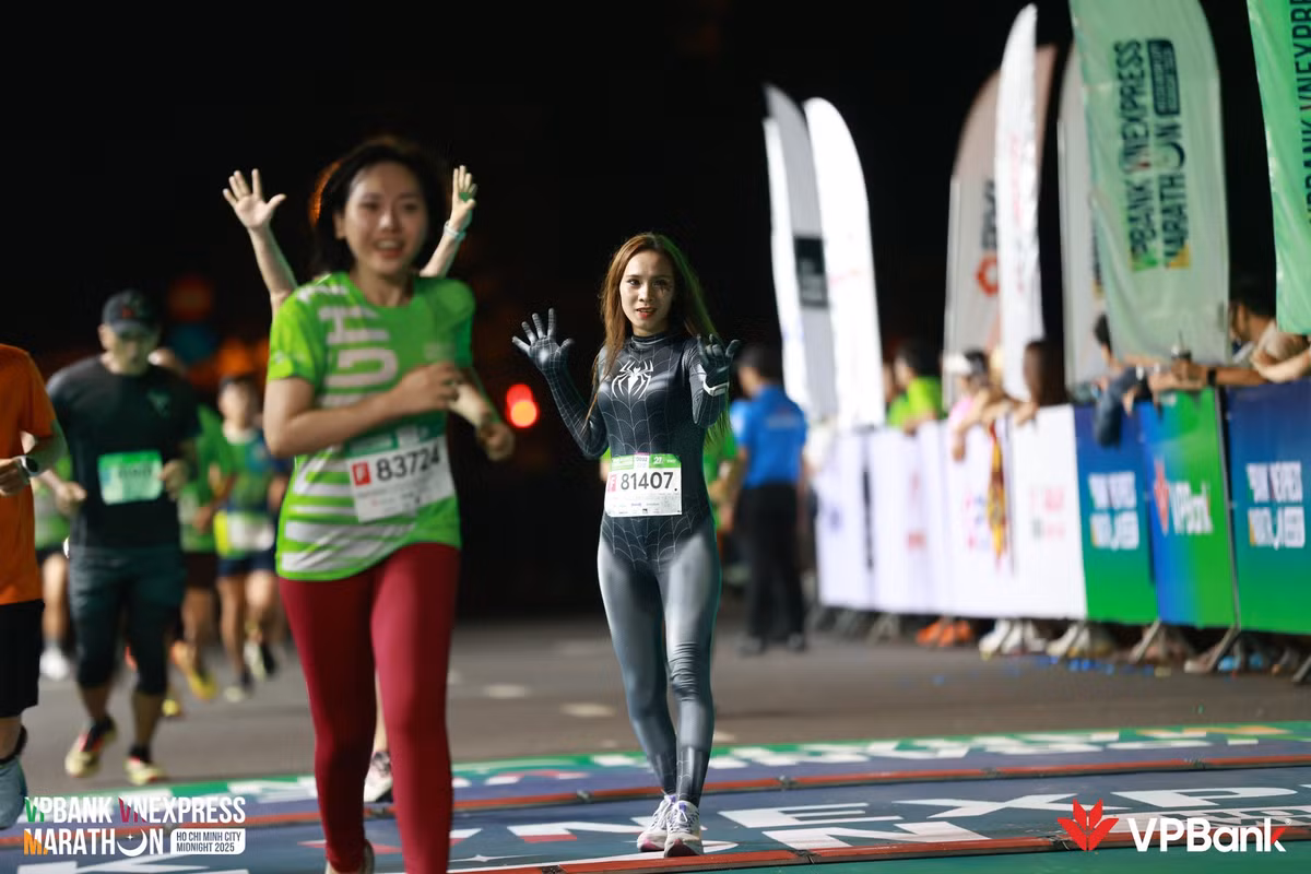 Có người cho rằng cô nàng lựa chọn trang phục không phù hợp với tinh thần thể thao, đồng thời bộ đồ bó sát cũng sẽ gây khó khăn trong việc vận động.