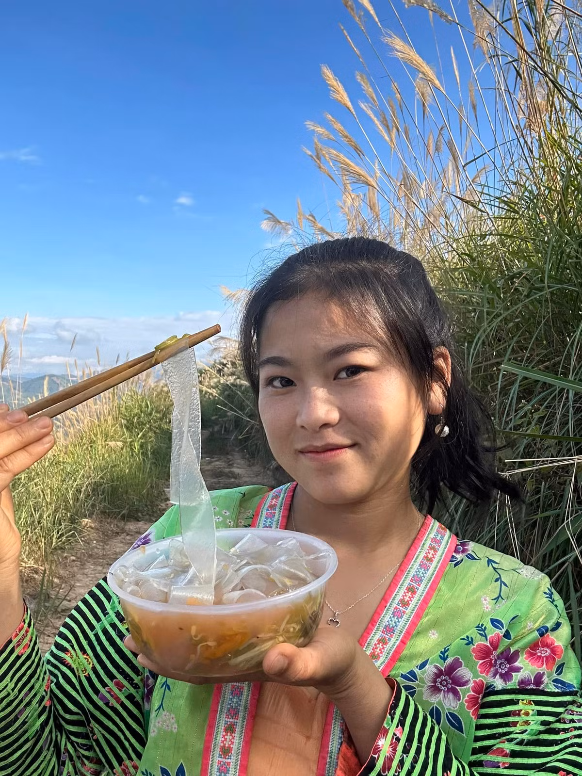 Mặc dù video đã được đăng tải ít ngày trước, tuy nhiên đến hiện tại vẫn là chủ đề bàn tán trên mạng xã hội.