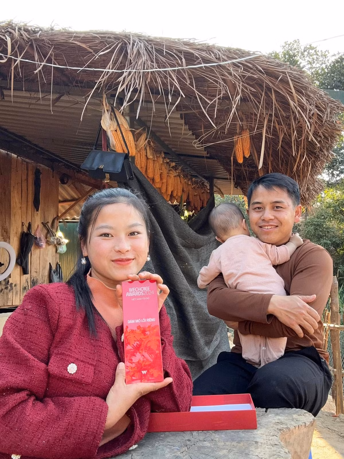 Sùng Bầu (tên thật: Sùng Thị Bầu, SN 2002) là một trong những TikToker người dân tộc nổi lên nhờ lối nói chuyện chân chất, mộc mạc.
