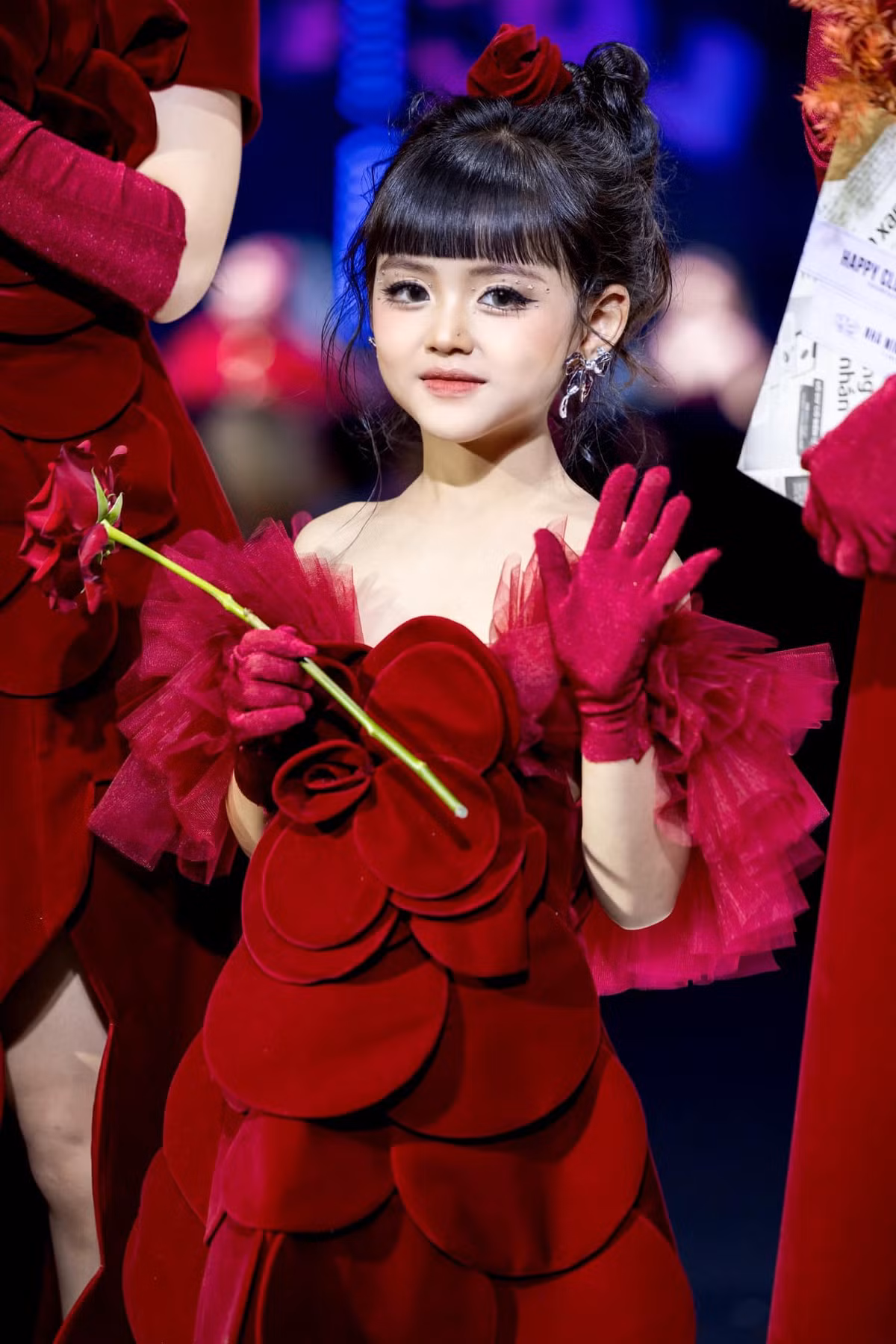 Tham gia showbiz khi chỉ mới 2 tuổi, cô bé rất tự tin trước ống kính, trước khán giả…