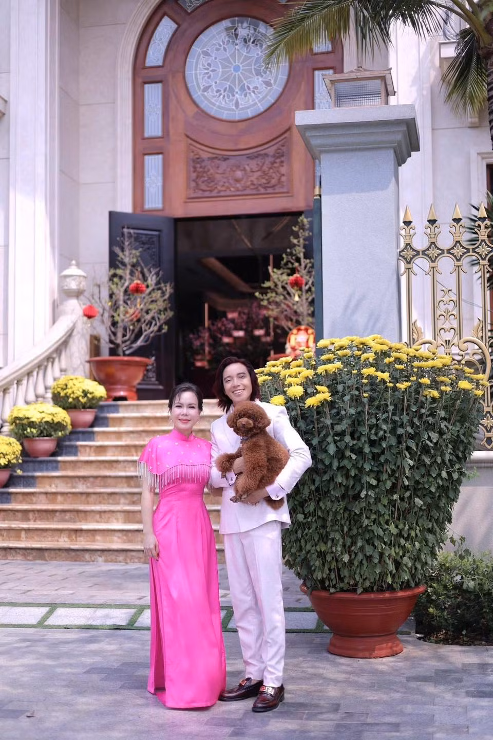 Ngôi nhà tọa lạc tại vị trí đắc địa, đối diện bờ sông Sài Gòn. Việt Hương từng cho biết đây là món quà ông xã tặng cô nhân dịp Valentine năm 2023.