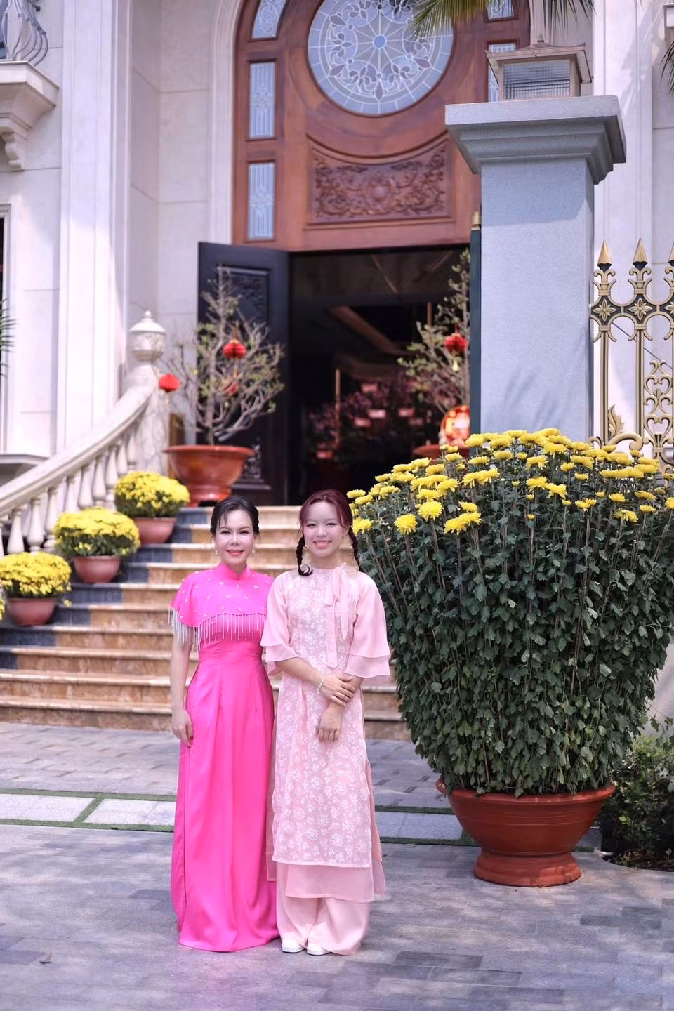 Được biết, vợ chồng Việt Hương chuyển về căn biệt thự này từ đầu năm ngoái.