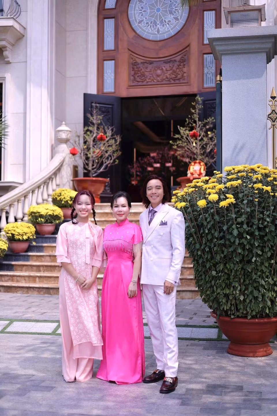 Bên ngoài, vợ chồng NS Việt Hương trồng nhiều cây cối tại nên khung cảnh lãng mạn, xanh mát