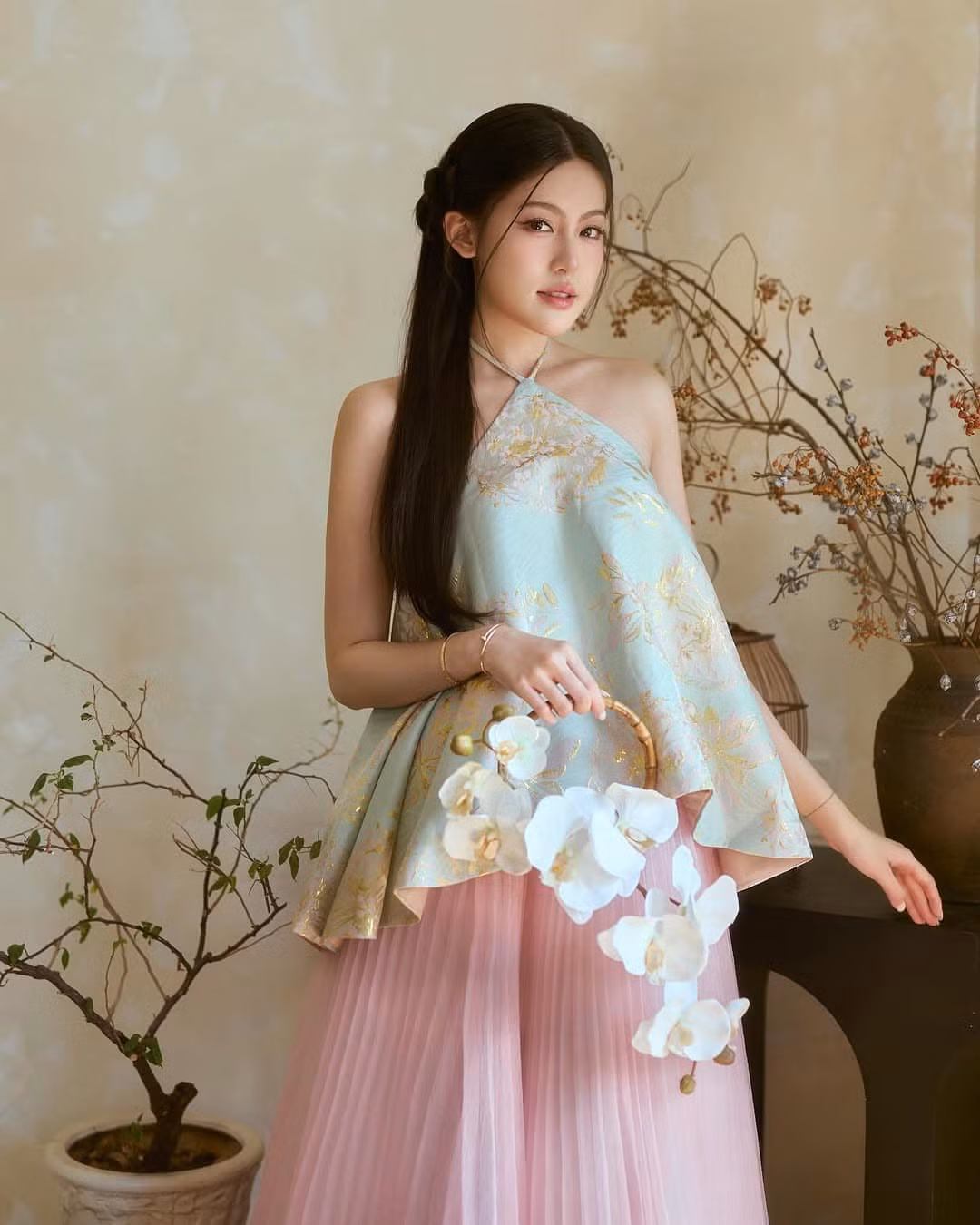 Thế nhưng ở loạt ảnh mới lần này, Mỹ Hàn đã mở lại phần bình luận, nhiều người bày tỏ khen ngợi với sắc vóc của cô nàng, bên cạnh đó, vẫn rất nhiều tài khoản để lại các bình luận tiêu cực.