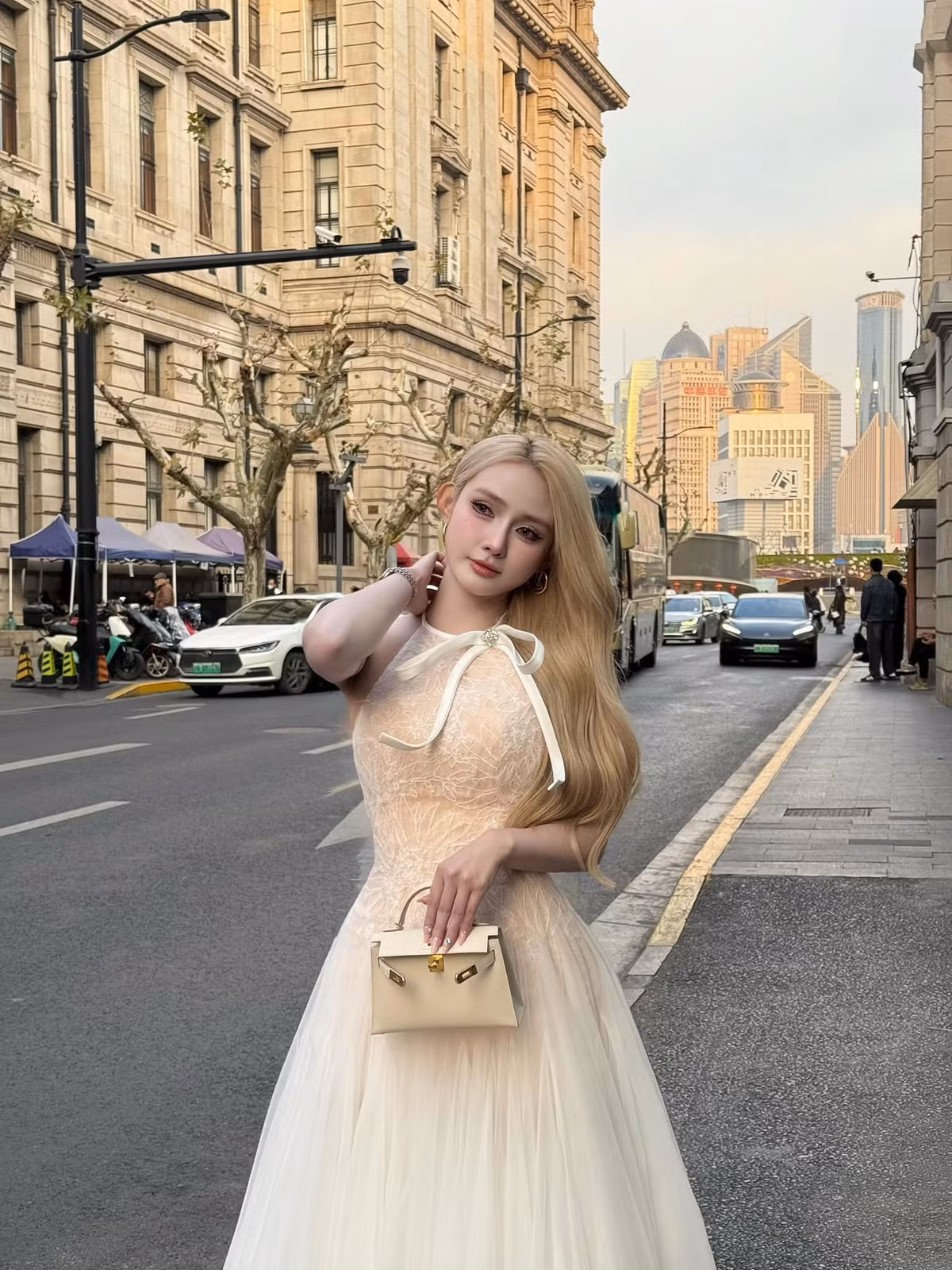 Cô nàng được biết đến là một người mẫu ảnh, DJ với phong cách chơi nhạc ấn tượng.