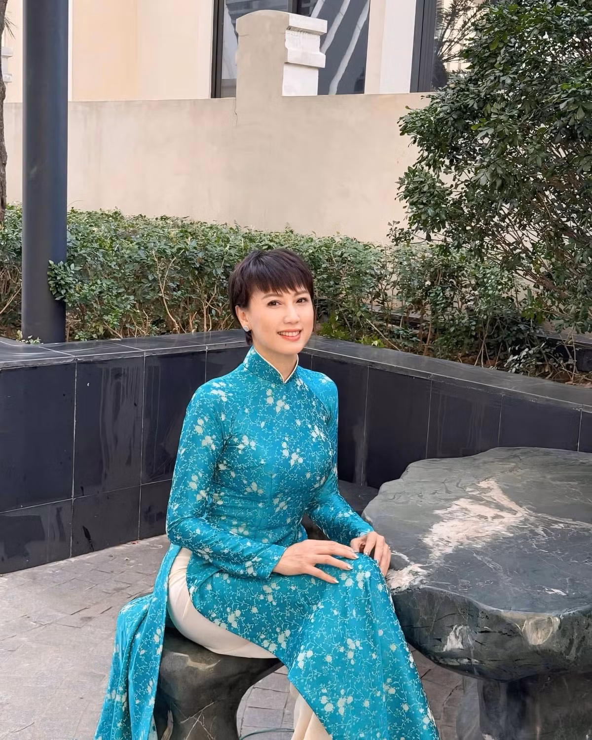 Thiết kế áo dài với phom dáng truyền thống kết hợp với gam màu xanh cùng hoạ tiết điểm xuyết tinh tế càng giúp tôn lên vẻ đẹp sang trọng, kiều diễm.