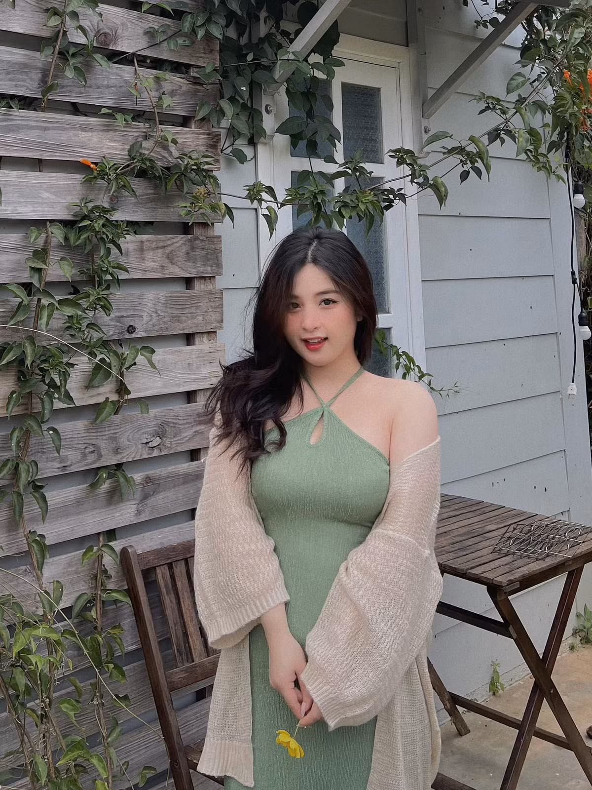 Cô nàng sở hữu vẻ đẹp đầy đặn, không theo tiêu chuẩn mình hạc xương mai như nhiều hot girl hiện tại.