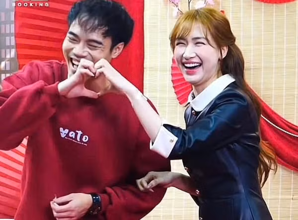 Hòa Minzy từng tiết lộ Văn Toàn là cầu thủ đầu tiên cô quen. Cả hai có tình bạn hơn 10 năm và hỗ trợ nhau lúc khó khăn.