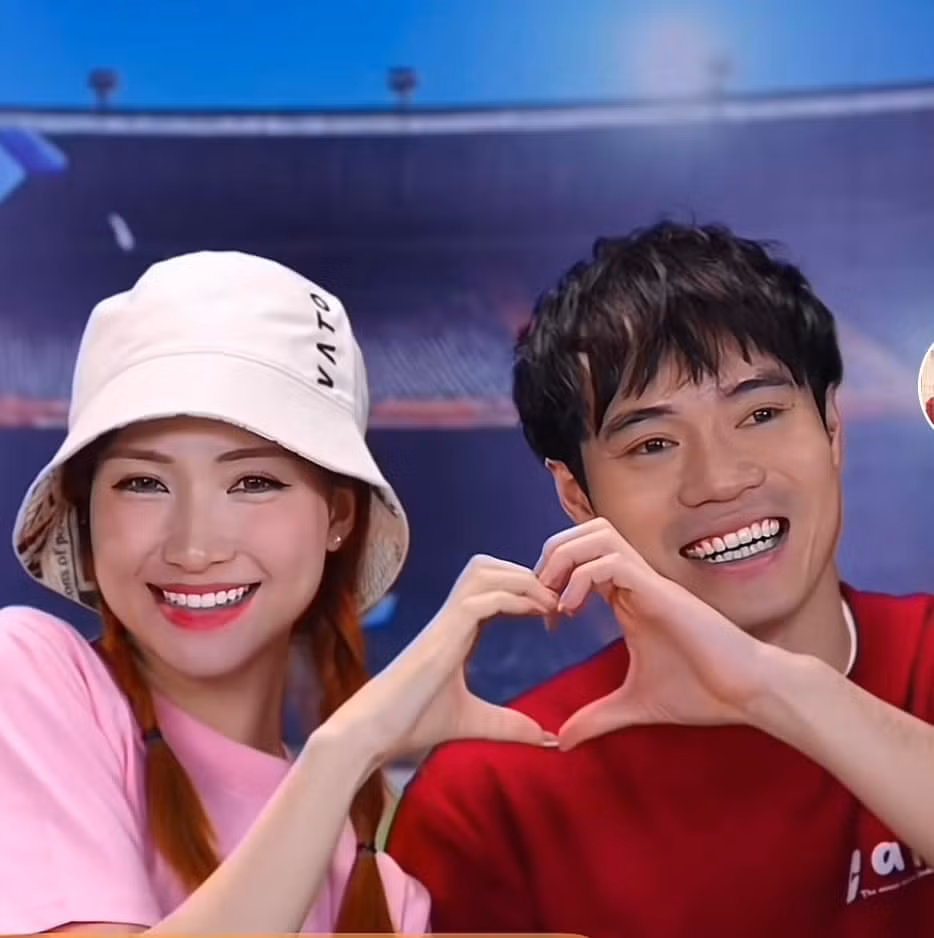 Trước đó, trong một phiên livestream khác, Văn Toàn và Hòa Minzy cũng từng làm hành động tạo trái tim tương tự.