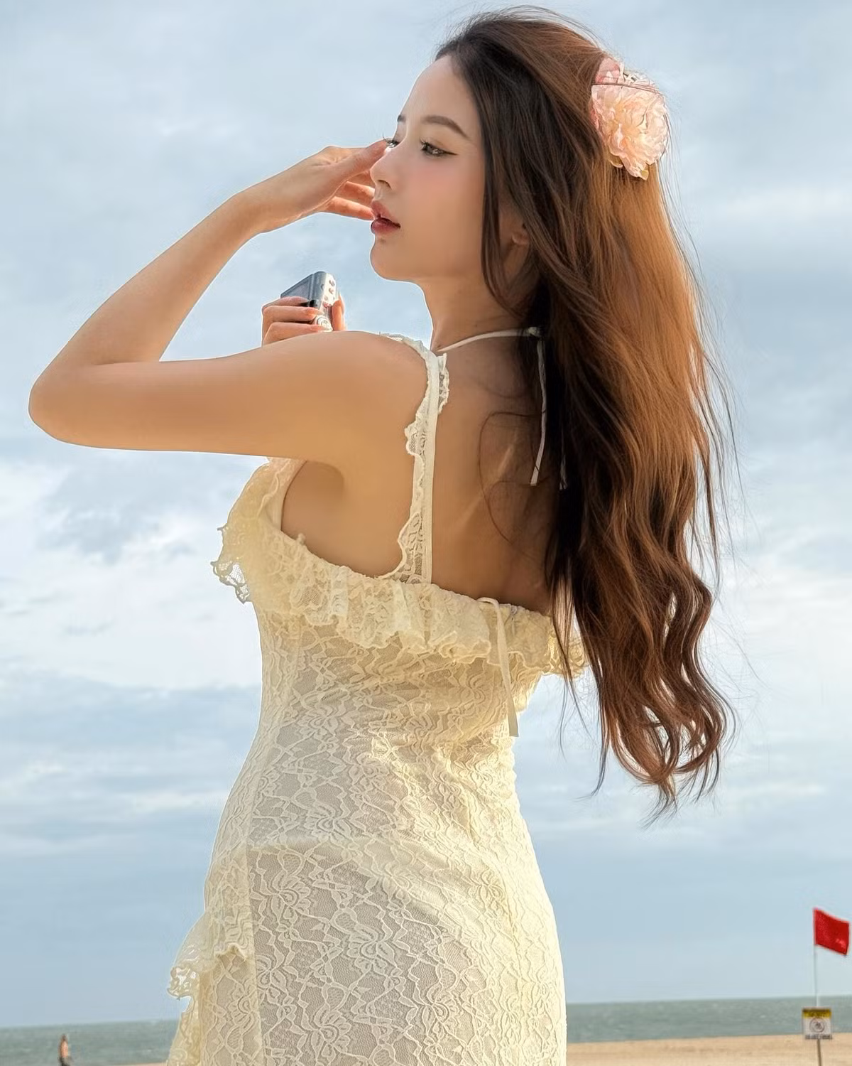 Làn da trắng mịn, cùng tấm lưng trần không tì vết của cô nàng đã khiến cánh mày râu không thể rời mắt.