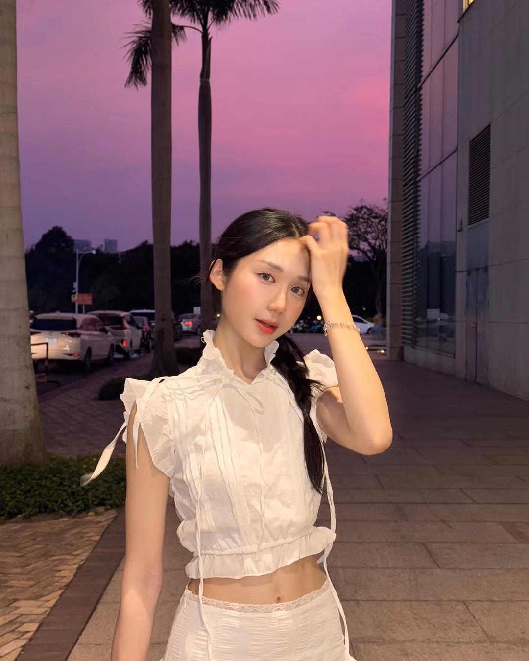 Gần đây, cô nàng tập trung nhiều hơn vào bản thân, dù ít lên sóng livestream nhưng cô nàng vẫn rất được lòng người hâm mộ nhờ cách nói chuyện duyên dáng, thân thiện, dễ gần.