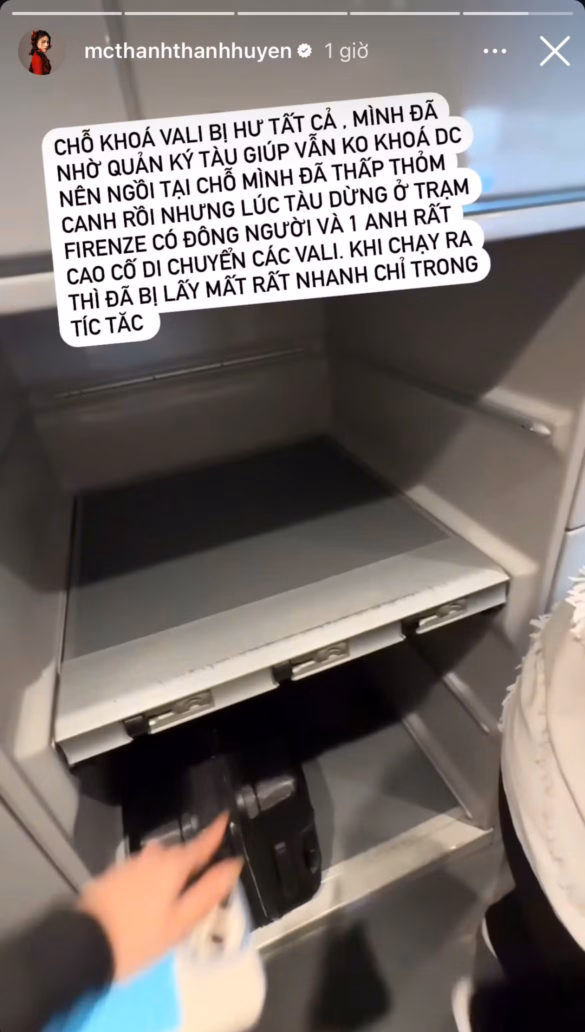 Thanh Thanh Huyền chia sẻ dù cơ hội chỉ có 1% nhưng vẫn hi vọng có thể tìm lại được hành lý của mình. Vali của nữ MC có màu đen, và cô bị mất khi đang di chuyển trên tàu Italo từ Roma đi Milano 9920 dừng ở ga Firenze thì việc này xảy ra.