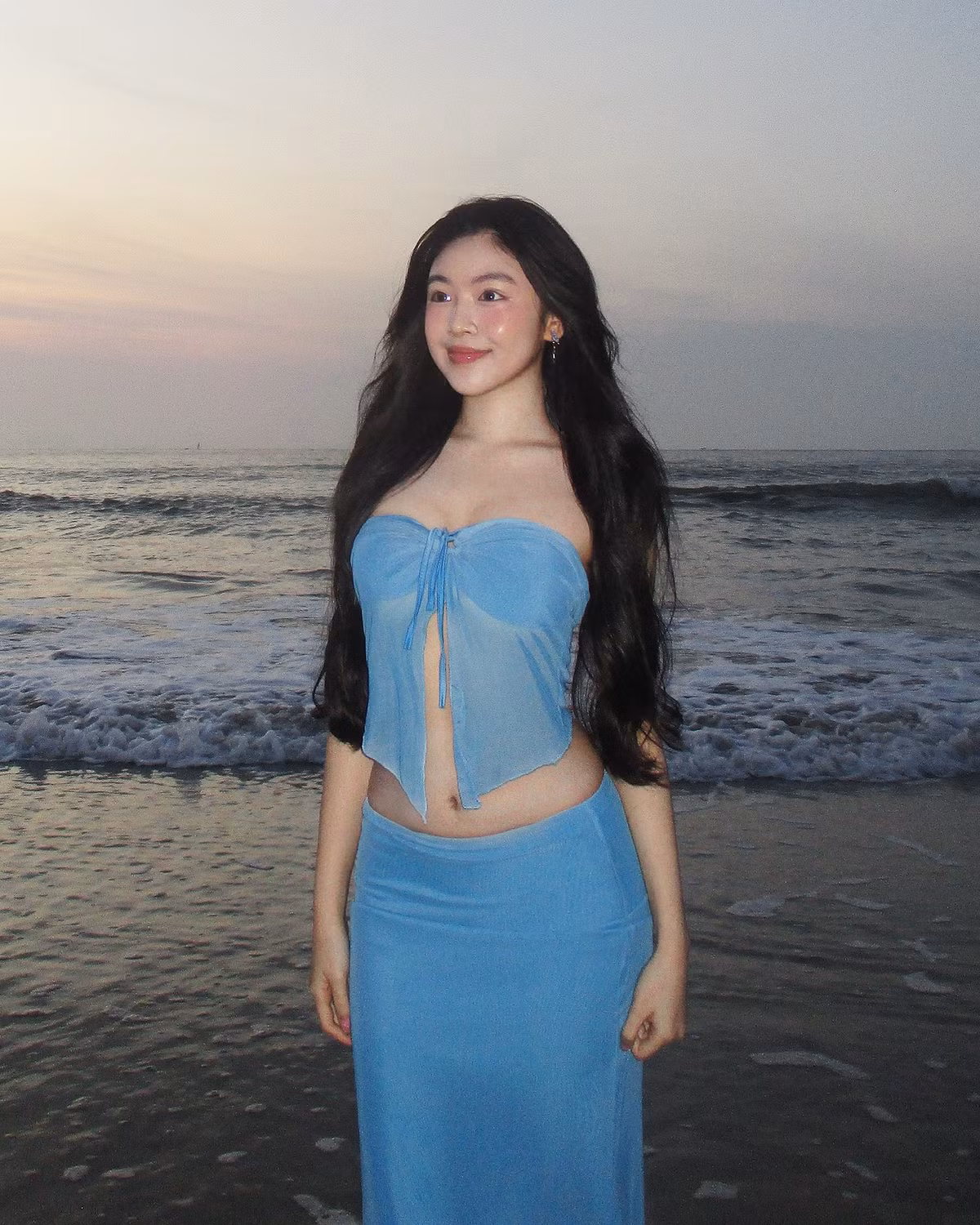 Không chỉ sở hữu ngoại hình nổi bật, con gái MC Quyền Linh còn gây ấn tượng với chiều cao vượt trội và phong cách thanh lịch, nền nã.