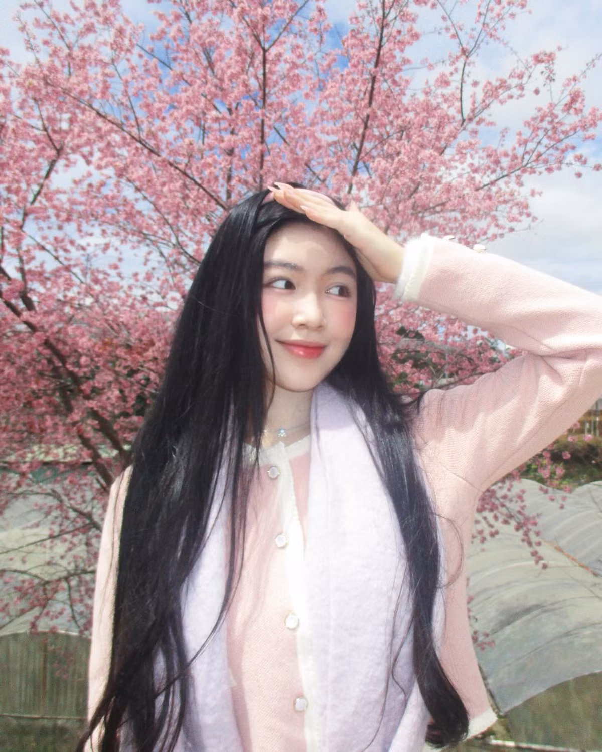 Với gương mặt thanh tú, đường nét hài hòa cùng làn da trắng mịn, Lọ Lem nhanh chóng thu hút mọi ánh nhìn.